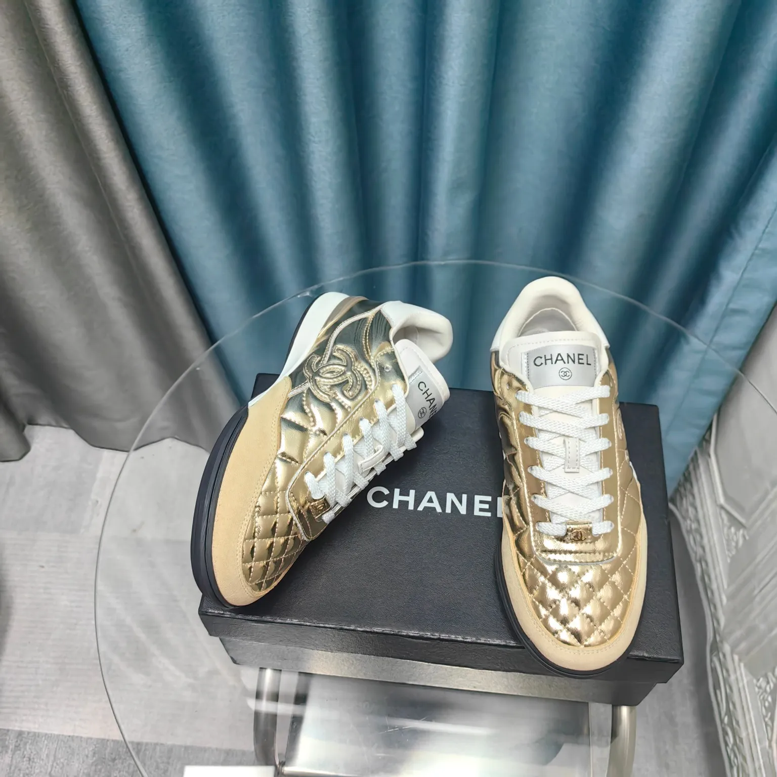 👟👟Ex-factory price 520👟👟 Chanel Chanel - 2024 counter top casual sports shoes This classic design; the upper is electro-embroidered with a variety of techniques; the outsole is fashionable and sporty; it is unusual to incorporate a variety of color matching elements... The diversified mix and match is very beautiful and versatile, casual, fashionable, sports and outdoor can be taken into account... ꫛꫀꪝ Go➫ Material: ❶Upper made of: Original imported mixed-breed sheep ❷Inside made of: original imported breathable sheepskin ❸Outsole based on: original TPU outsole Full set of boutique packaging for women 35–41